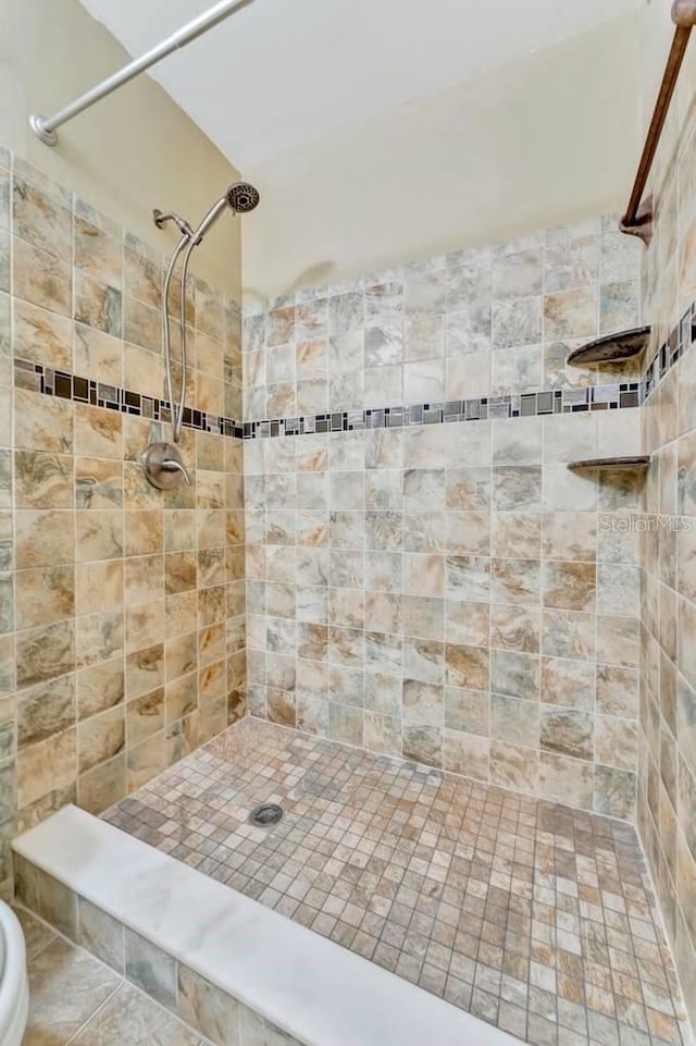 bathroom featuring tiled shower