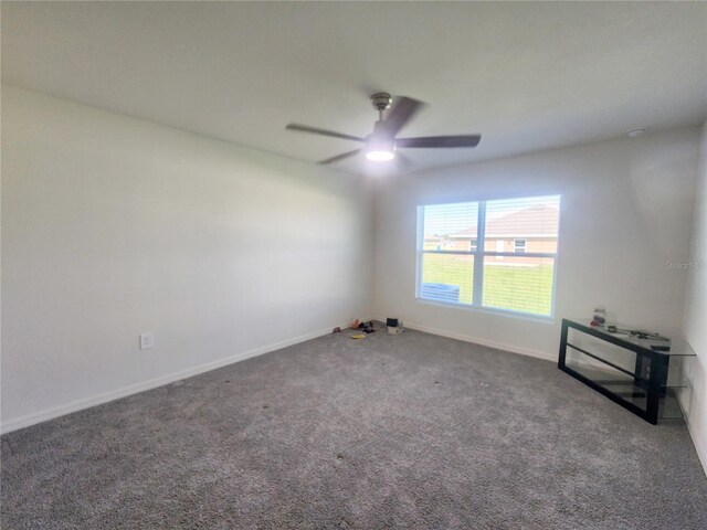 carpeted empty room featuring ceiling fan