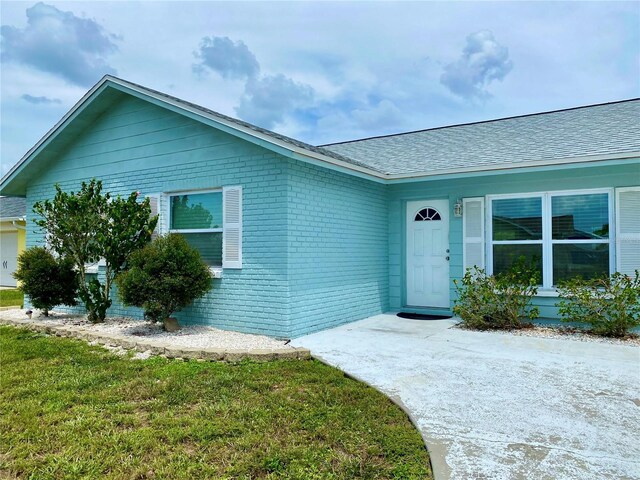 view of front of home featuring a front lawn