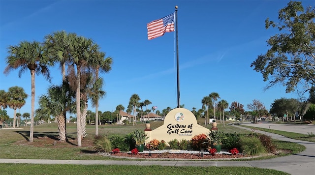 community sign with a yard