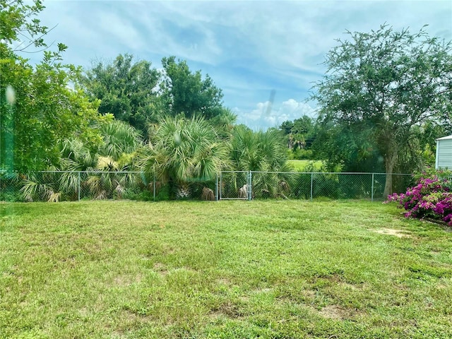 view of yard featuring fence