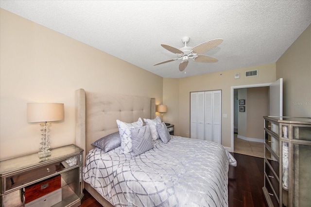 bedroom with wood finished floors, a closet, a textured ceiling, and ceiling fan