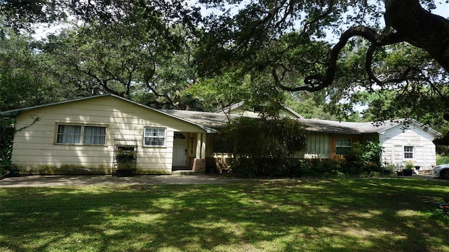 single story home with a front lawn