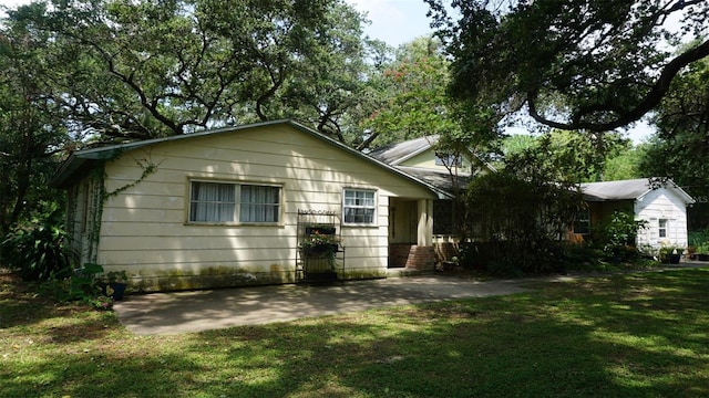 back of house featuring a yard