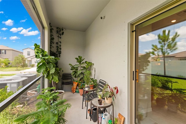 7203 Sweet Alyssum Ct, Tampa, FL 33619 - balcony featuring a residential view