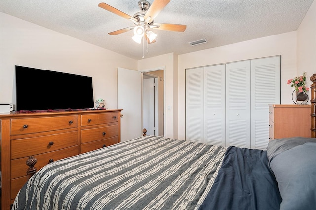 bedroom with ceiling fan, a textured ceiling, and a closet