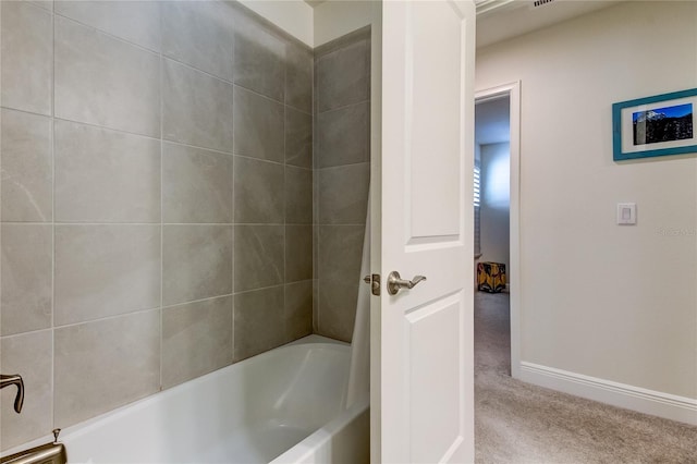 bathroom with tiled shower / bath combo