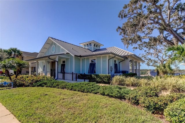 view of front of property with a front yard