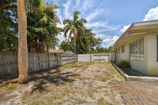 view of yard featuring a patio area