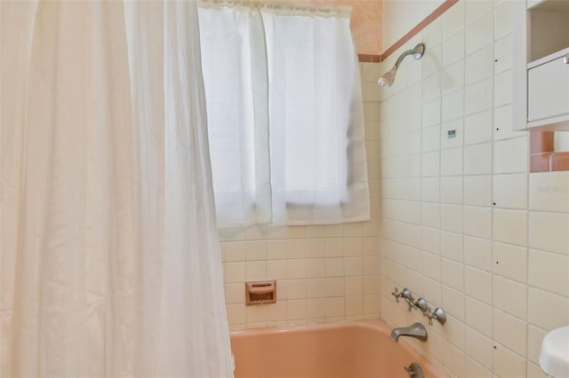 bathroom featuring shower / tub combo