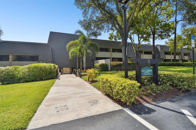 view of front of property featuring a front lawn