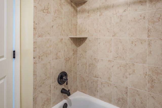 details featuring tiled shower / bath