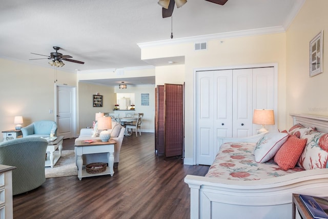 living room featuring ceiling fan, dark wood-type flooring, and ornamental molding