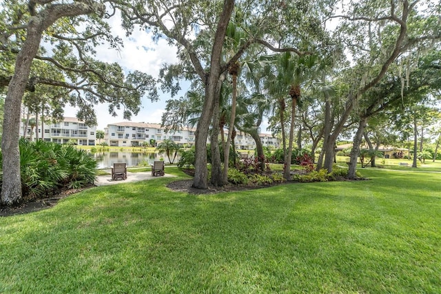 view of yard featuring a water view