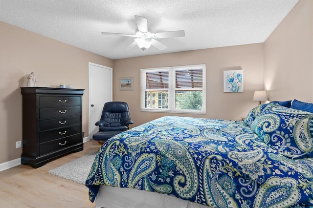 bedroom featuring ceiling fan and a textured ceiling