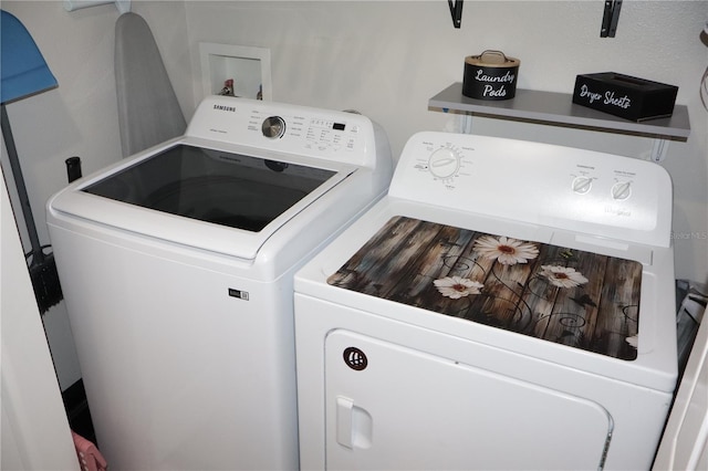 washroom featuring washing machine and clothes dryer