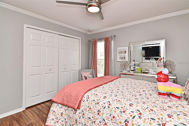 bedroom featuring dark wood-type flooring, ornamental molding, a closet, and ceiling fan