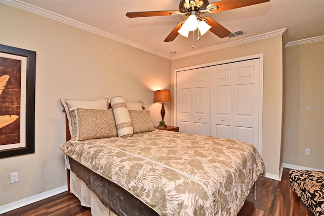 bedroom with crown molding, a textured ceiling, dark hardwood / wood-style floors, a closet, and ceiling fan