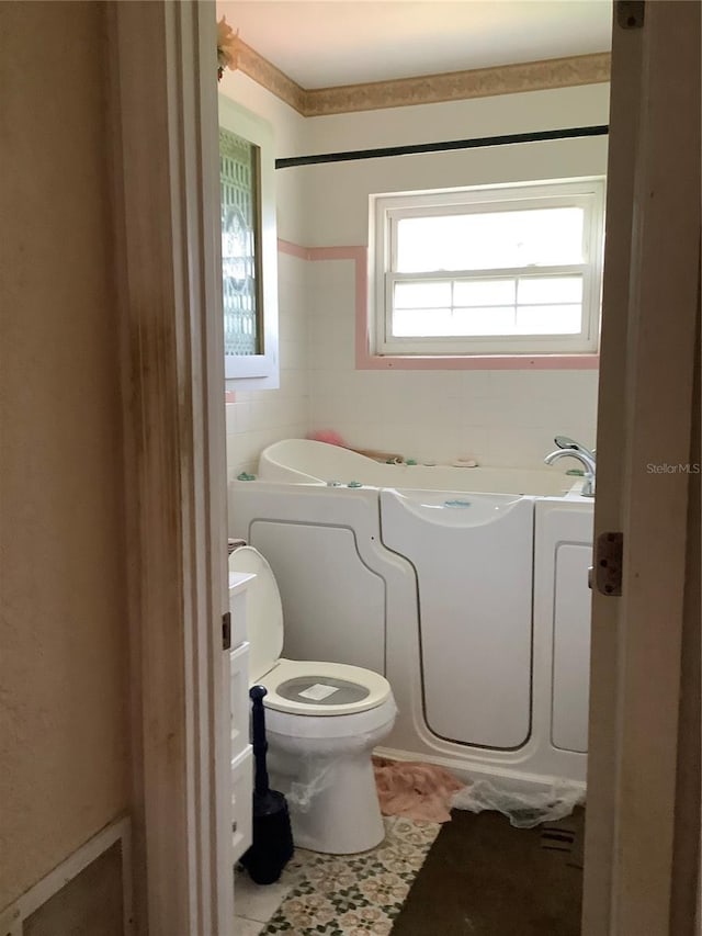 385 Dolphin Ave SE, Saint Petersburg, FL 33705 - full bathroom featuring toilet and a bath