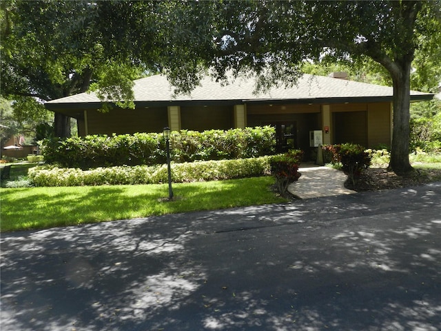 ranch-style home with a front yard