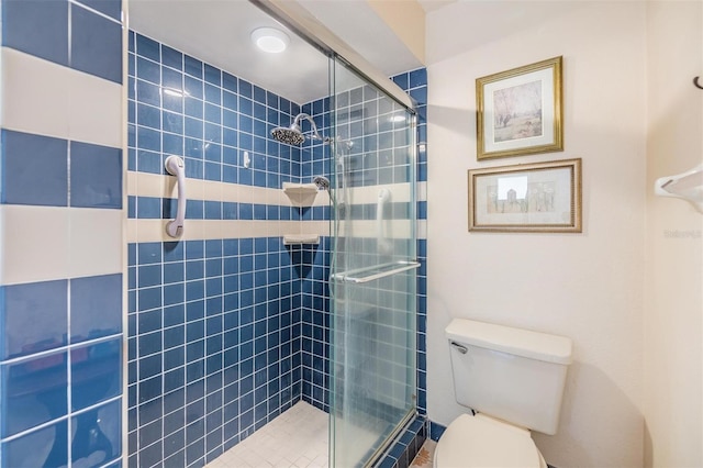 bathroom featuring toilet and a tile shower