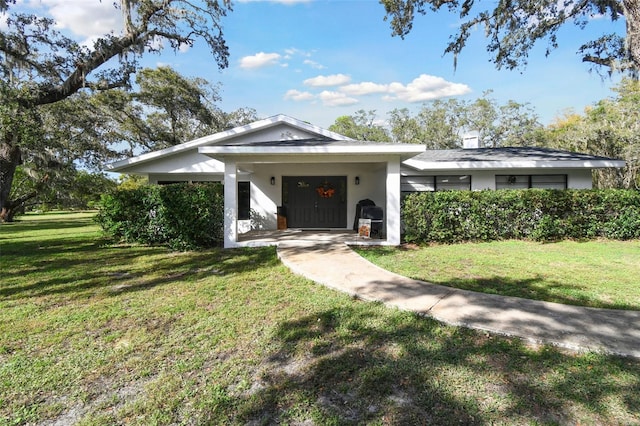 view of front of property with a front lawn