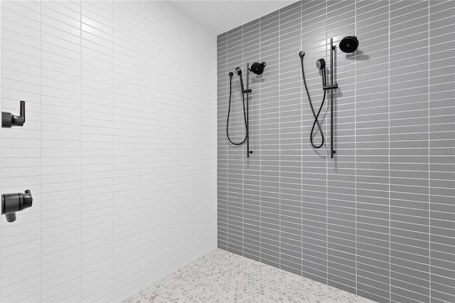 bathroom featuring a tile shower