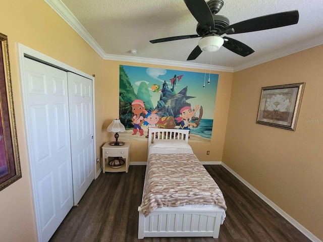 bedroom with crown molding, a textured ceiling, ceiling fan, a closet, and dark hardwood / wood-style floors