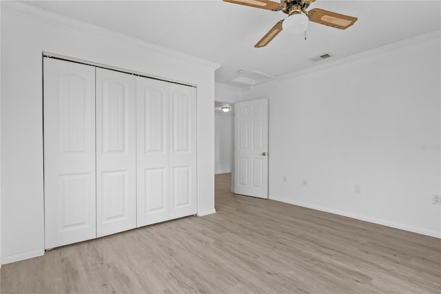 unfurnished bedroom featuring light hardwood / wood-style flooring, ornamental molding, a closet, and ceiling fan