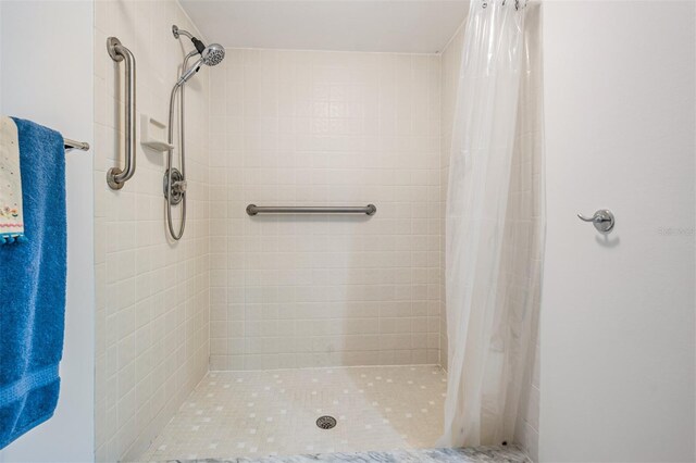 bathroom featuring a shower with curtain