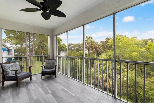 sunroom with ceiling fan