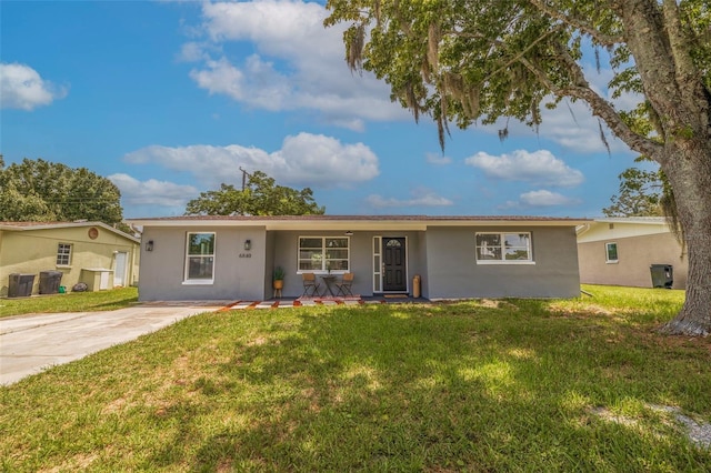 single story home featuring a front lawn