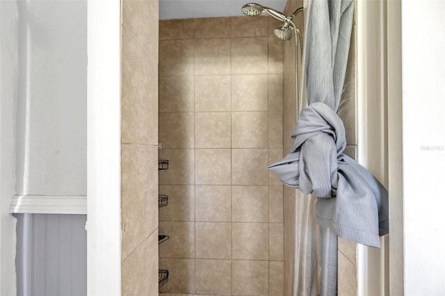 bathroom featuring a tile shower