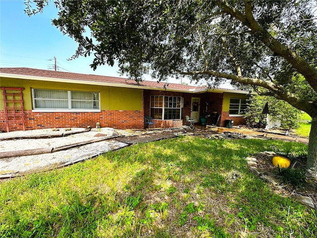 single story home featuring a front lawn