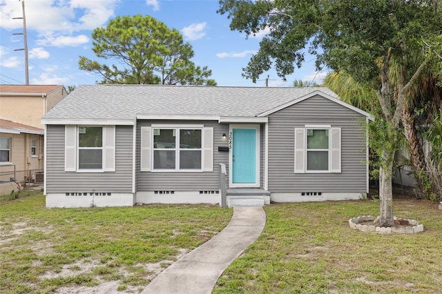 view of front of property featuring a front lawn