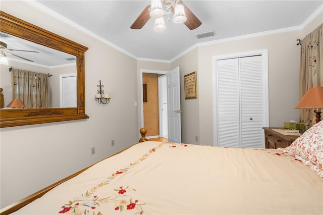 bedroom featuring ceiling fan, ornamental molding, and a closet