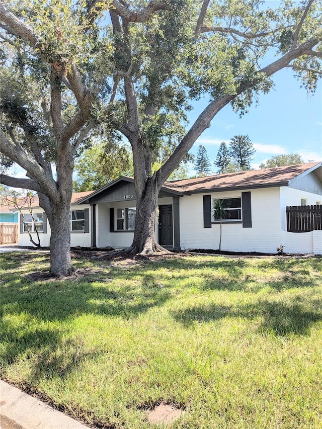 ranch-style house featuring a front lawn