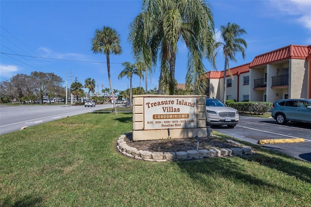 community / neighborhood sign featuring a lawn