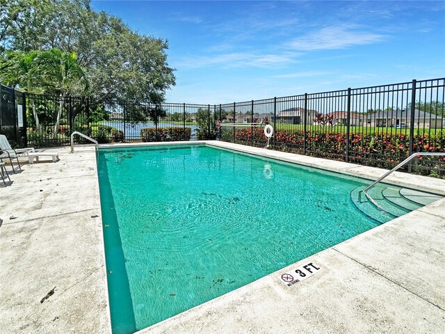 view of swimming pool