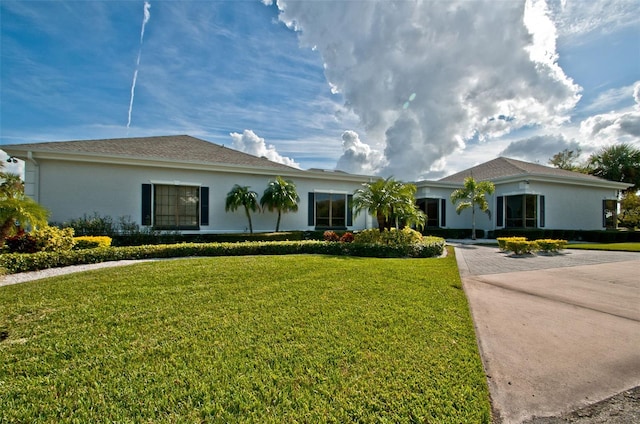 ranch-style home featuring a front lawn