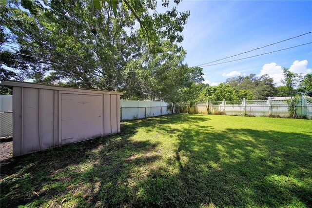 view of yard with a storage shed