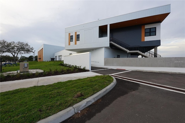 view of front of property with a front lawn