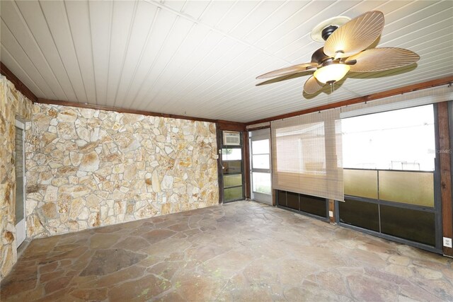 empty room with ceiling fan