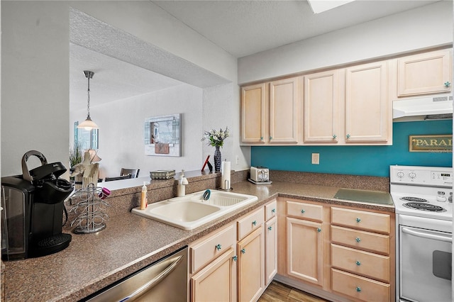 kitchen with electric stove, kitchen peninsula, sink, and pendant lighting