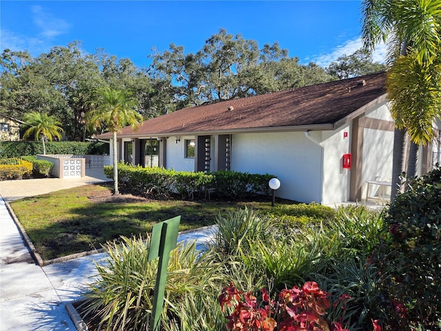 view of front of property featuring a front yard