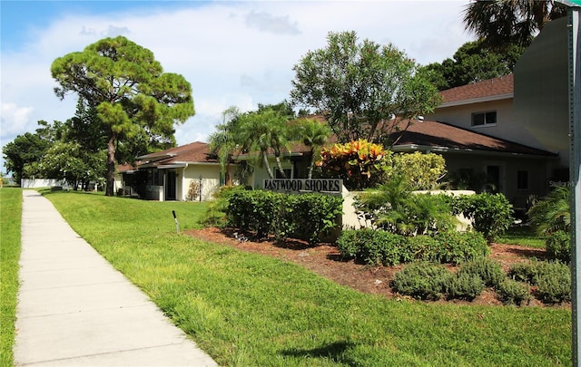 view of side of property featuring a lawn