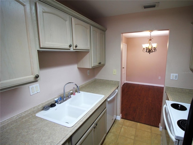 kitchen with light hardwood / wood-style flooring, a chandelier, sink, decorative light fixtures, and stove