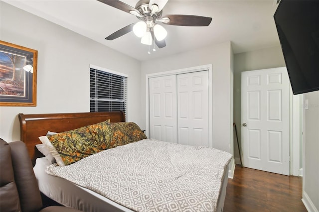 bedroom with dark hardwood / wood-style floors, ceiling fan, and a closet