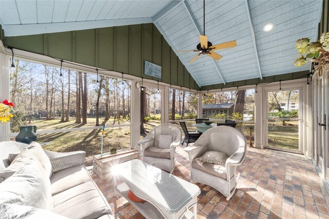 sunroom with ceiling fan