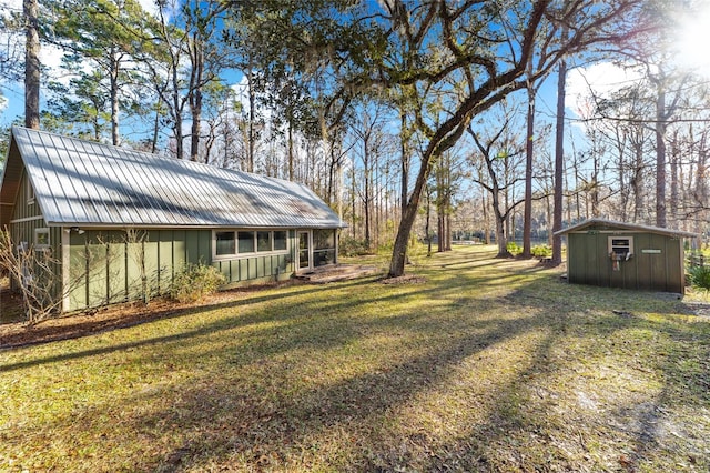 view of yard with an outbuilding